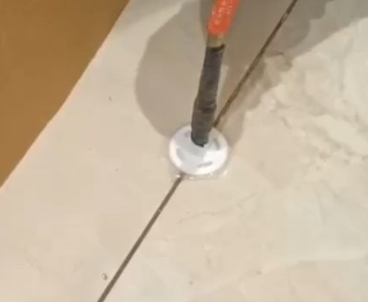 五常瓷砖空鼓维修公司专业解答瓷砖在铺贴过程中，如果没有涂抹均匀到位的粘结材料（如水泥砂浆或瓷砖胶），可能会导致以下问题